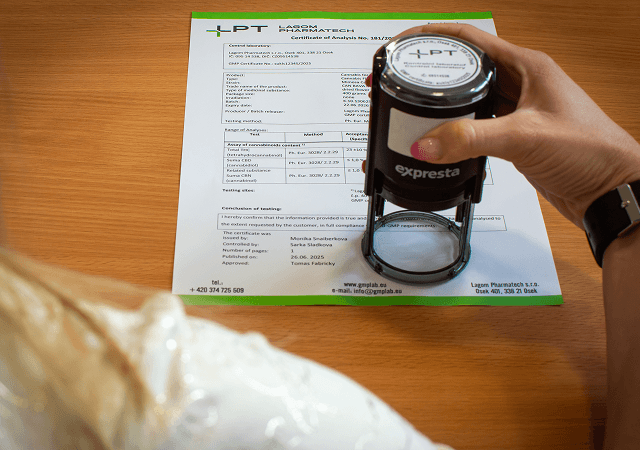 Certifikáty Lagom Pharmatech — razítkování dokumentů