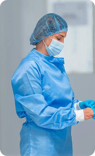 Laboratorní pracovnice v ochranném oblečení